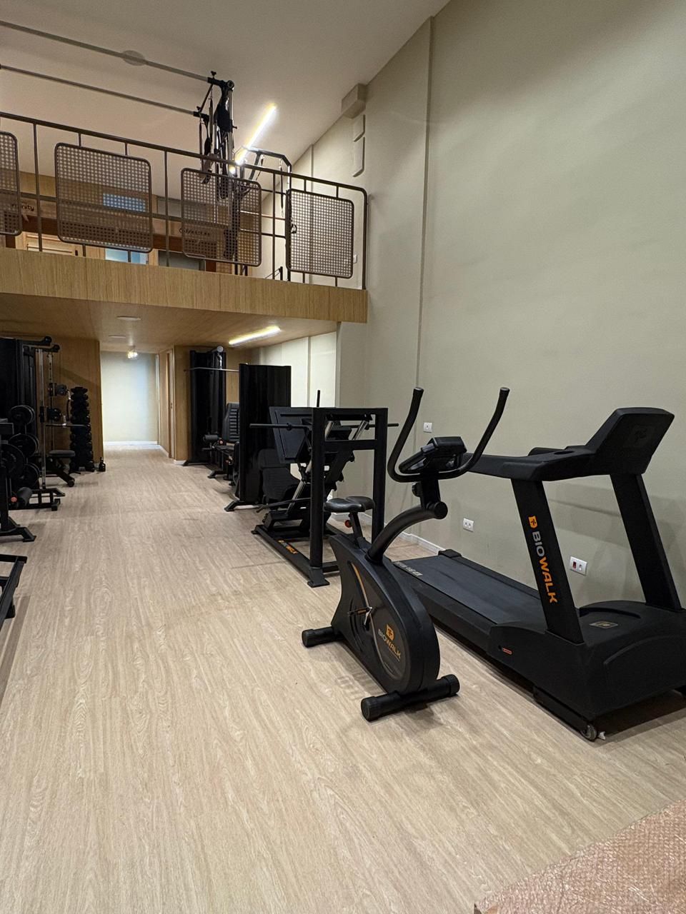 Studio com esteira, bike e área de musculação