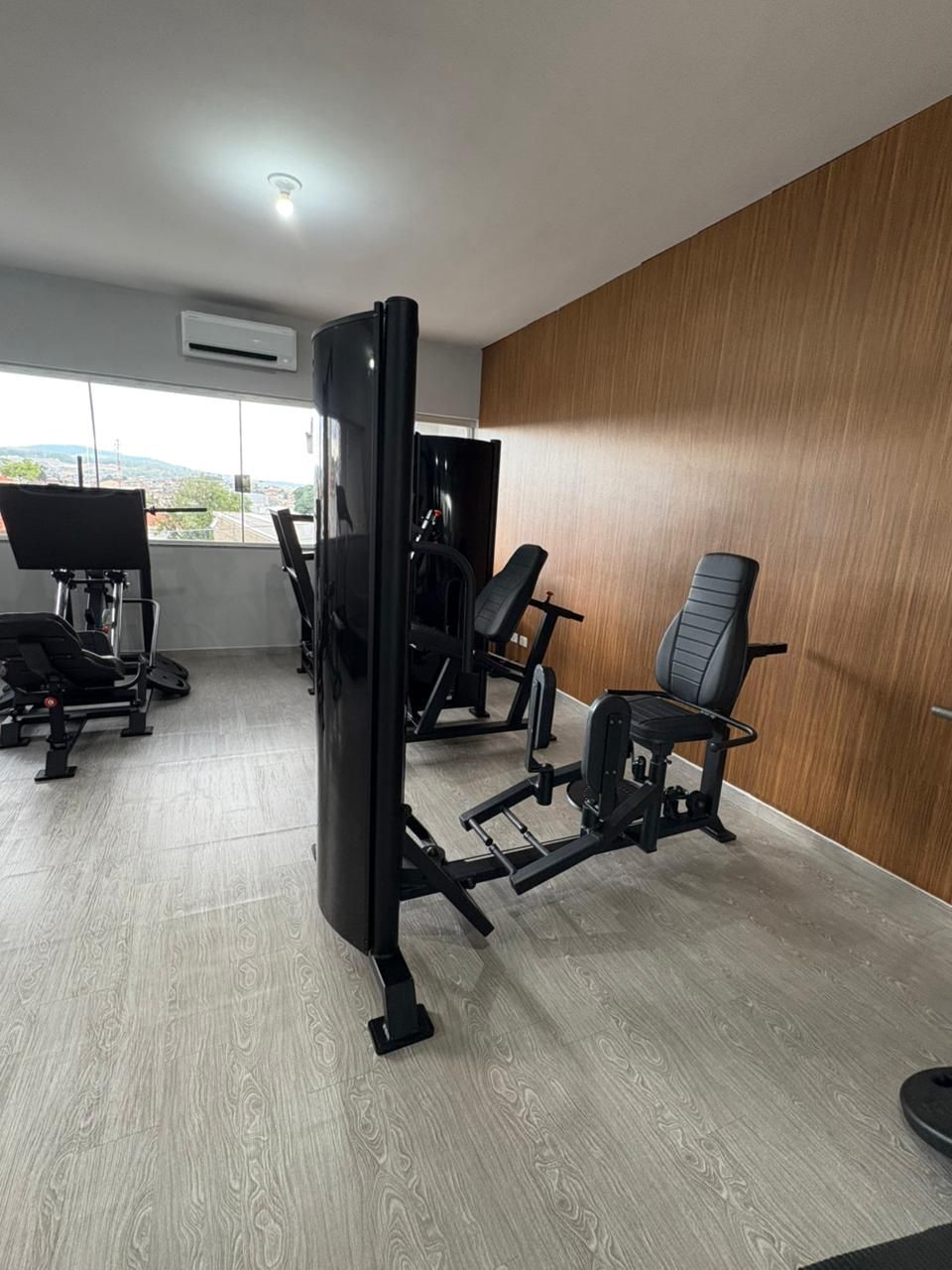 Conjunto de aparelhos de musculação